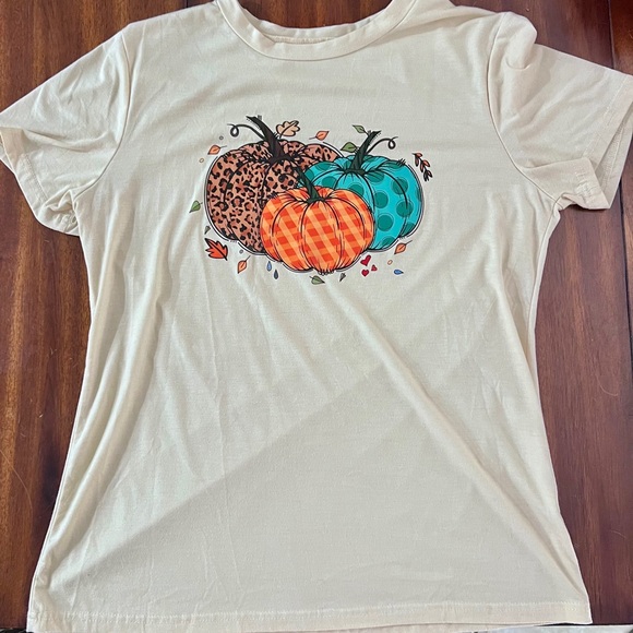 SHEIN Cream Short Sleeve Tee with Pumpkin Print - Picture 1 of 2